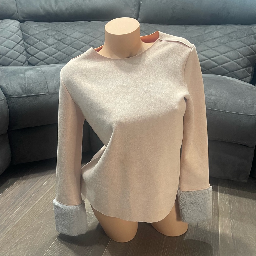Women’s Zara w/b suede fur sleeve top. Gently worn. Size small